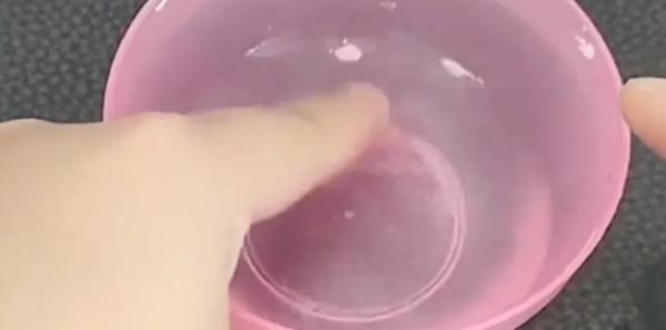 手上扎了刺别用针挑，教你一招，刺自己跑出来，再不懂亏大了  第2张