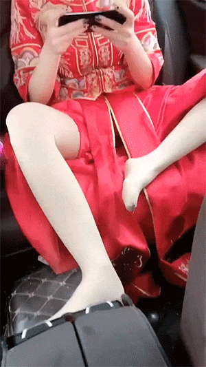 看着新娘这么霸气的坐姿，新郎忍不住握紧了拳头  第1张