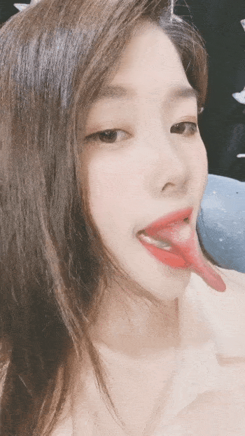 妹子这舌头会不会过分优秀了  第1张